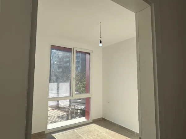 Tirane, jepet me qera ambjent biznesi Kati 1, 90 m² 