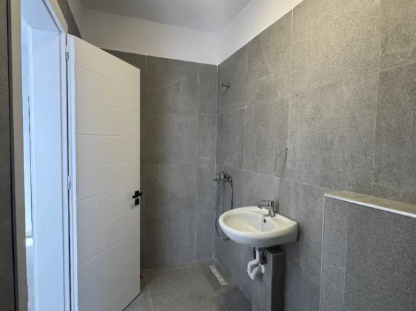 Tirane, jepet me qera ambjent biznesi Kati 1, 90 m² 
