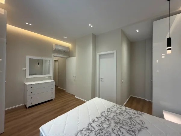 Tirane, jepet me qera apartament 2+1 Kati 3, 122 m² 1.100 € (Vasil Shanto)