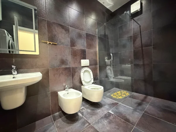 Tirane, jepet me qera apartament 2+1 Kati 3, 122 m² 1.100 € (Vasil Shanto)