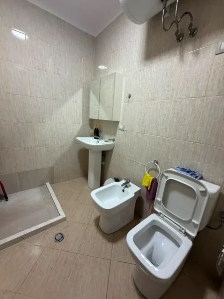 Tirane, jepet me qera apartament 1+1+Ballkon Kati 6, 65 m² 500 € (Ish Tregu Elektrik/Ali Demi)
