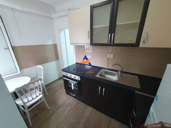 Tirane, jepet me qera apartament 1+1 Kati 4, 40 m² 483 € 