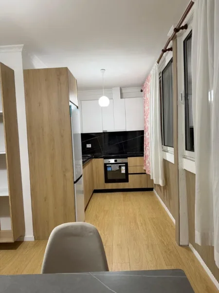 Tirane, jepet me qera apartament 1+1+Ballkon Kati 9, 75 m² 450 € (Rruga Mikel Maruli)