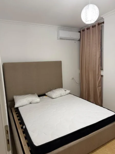Tirane, jepet me qera apartament 1+1+Ballkon Kati 9, 75 m² 450 € (Rruga Mikel Maruli)