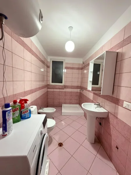 Tirane, jepet me qera apartament 1+1+Ballkon Kati 9, 75 m² 450 € (Rruga Mikel Maruli)
