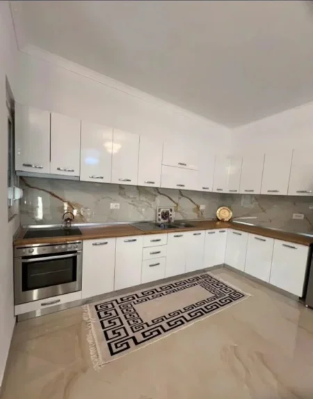 Tirane, jepet me qera apartament 2+1 Kati 2, 120 m² 500 € (Zona e Senatoriumit)