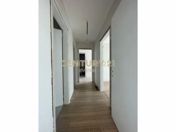 Tirane, jepet me qera apartament 2+1 Kati 3, 129 m² 1.500 € (Liqeni Artificial)