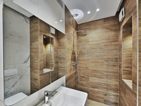 Tirane, jepet me qera zyre Kati 6, 115 m² 770 € (21 Dhjetori)