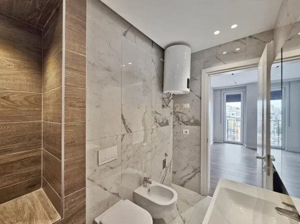 Tirane, jepet me qera zyre Kati 6, 115 m² 770 € (21 Dhjetori)
