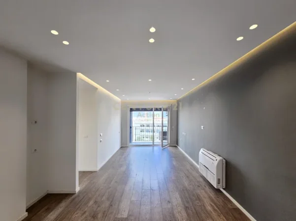 Tirane, jepet me qera zyre Kati 6, 115 m² 770 € (21 Dhjetori)