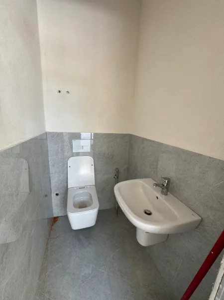 Tirane, jepet me qera ambjent biznesi Kati 0, 76 m² 80.000 Lekë (Rruga “Demokracia”, Paskuqan 2, Tirane)