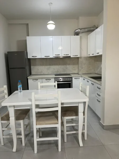 Tirane, jepet me qera apartament 2+1+Ballkon Kati 9, 90 m² 550 € (Golden Park Perballe Spitalit Amerikan 3)