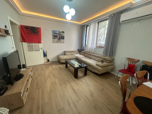 Tirane, jepet me qera Vile 1+1 Kati 1, 90 m² 600€ (Rruga e Kavajes/Qendra Glob)