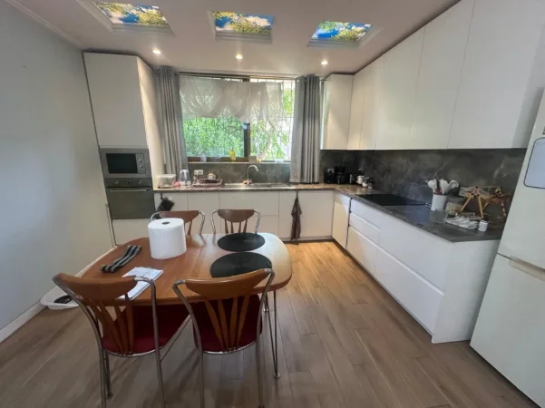 Tirane, jepet me qera Vile 1+1 Kati 1, 90 m² 600€ (Rruga e Kavajes/Qendra Glob)