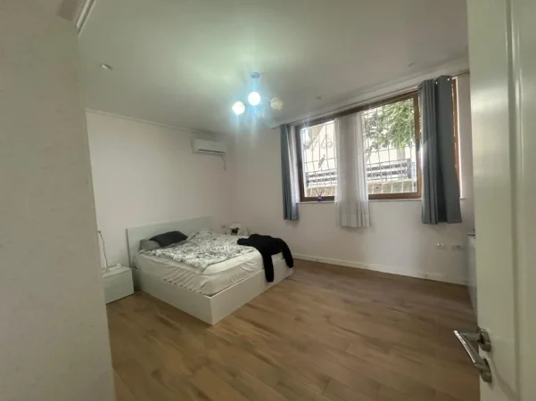 Tirane, jepet me qera Vile 1+1 Kati 1, 90 m² 600€ (Rruga e Kavajes/Qendra Glob)