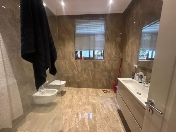 Tirane, jepet me qera Vile 1+1 Kati 1, 90 m² 600€ (Rruga e Kavajes/Qendra Glob)