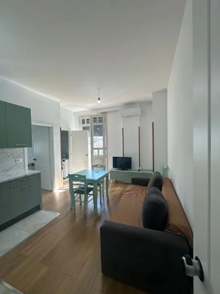 Tirane, jepet me qera apartament 1+1 Kati 2, 330 € (Kombinat)