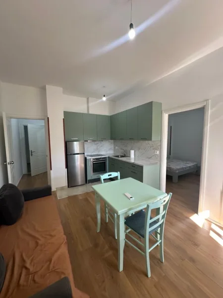Tirane, jepet me qera apartament 1+1 Kati 2, 330 € (Kombinat)