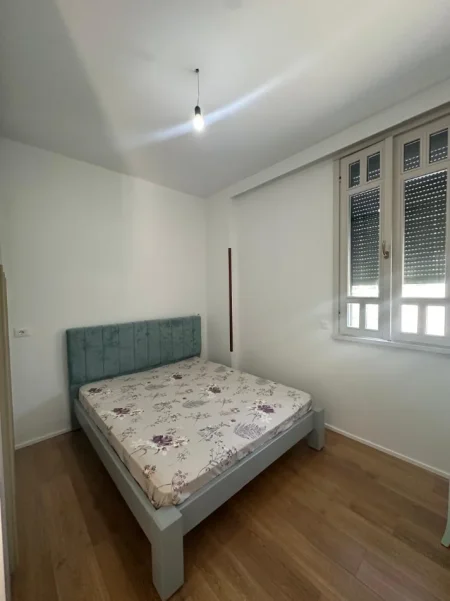 Tirane, jepet me qera apartament 1+1 Kati 2, 330 € (Kombinat)