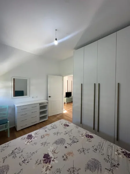 Tirane, jepet me qera apartament 1+1 Kati 2, 330 € (Kombinat)