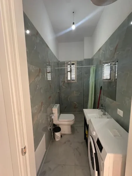 Tirane, jepet me qera apartament 1+1 Kati 2, 330 € (Kombinat)