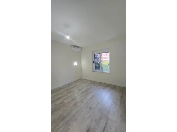 Tirane, jepet me qera zyre Kati 3, 110 m² 750 € (Qender)