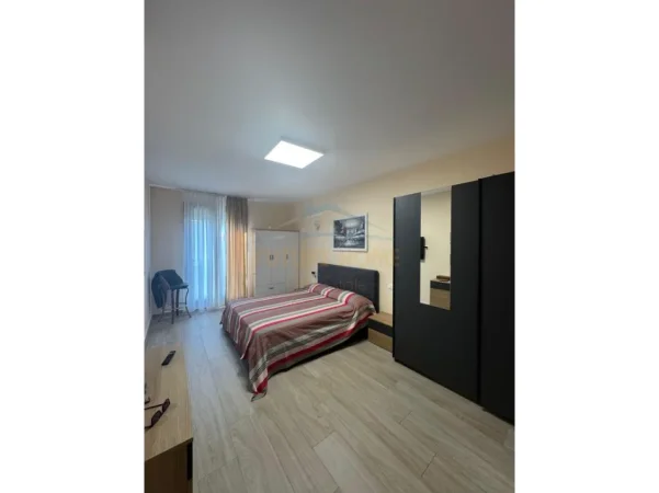 Tirane, jepet me qera apartament 2+1+Ballkon Kati 2, 106 m² 650 € (rruga e dibres)