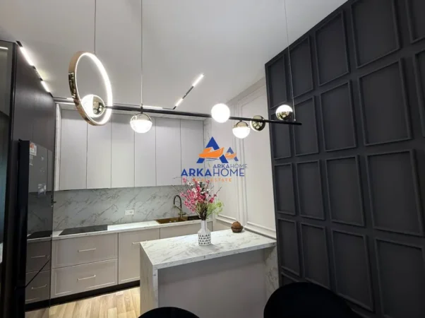 Tirane, jepet me qera apartament 2+1+Ballkon Kati 7, 117 m² 1.074 € 
