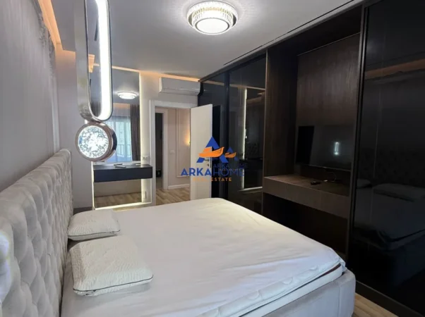 Tirane, jepet me qera apartament 2+1+Ballkon Kati 7, 117 m² 1.074 € 