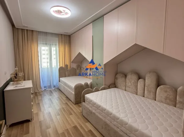 Tirane, jepet me qera apartament 2+1+Ballkon Kati 7, 117 m² 1.074 € 