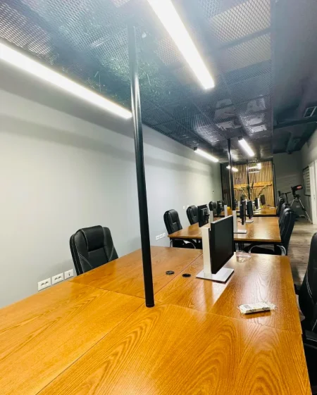 Tirane, jepet me qera ambjent biznesi Kati 2, 108 m² 2.000 € (Square 21)