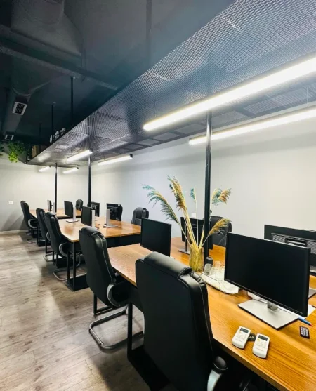 Tirane, jepet me qera ambjent biznesi Kati 2, 108 m² 2.000 € (Square 21)