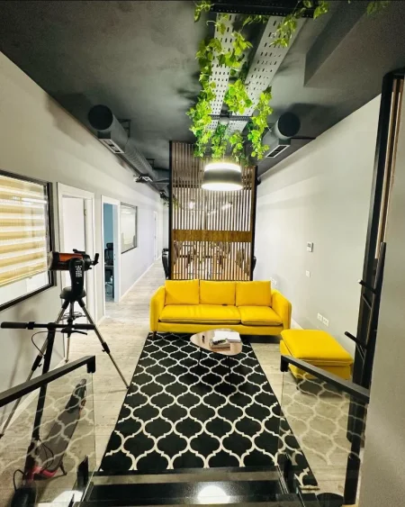 Tirane, jepet me qera ambjent biznesi Kati 2, 108 m² 2.000 € (Square 21)