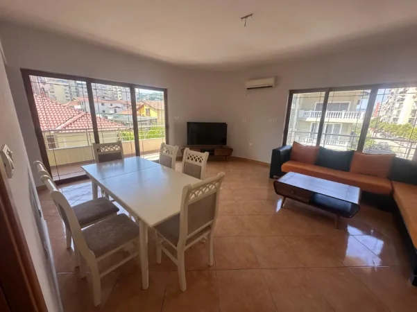 Tirane, jepet me qera apartament 3+1+Ballkon Kati 3, 180 m² 900 € (Rruga e Kavajes)