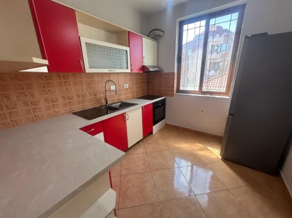 Tirane, jepet me qera apartament 3+1+Ballkon Kati 3, 180 m² 900 € (Rruga e Kavajes)