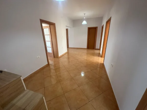 Tirane, jepet me qera apartament 3+1+Ballkon Kati 3, 180 m² 900 € (Rruga e Kavajes)