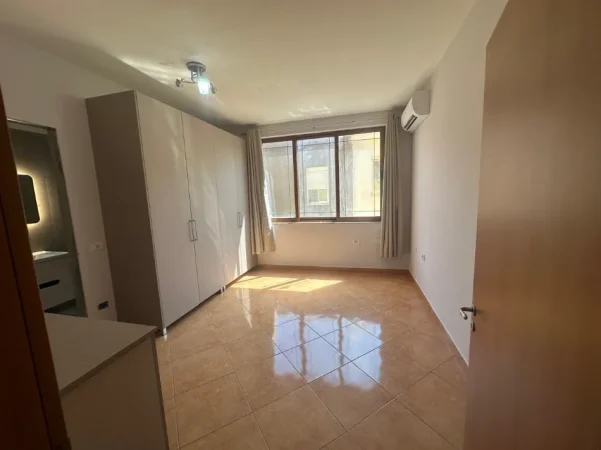 Tirane, jepet me qera apartament 3+1+Ballkon Kati 3, 180 m² 900 € (Rruga e Kavajes)