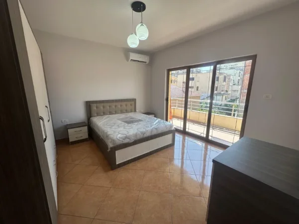Tirane, jepet me qera apartament 3+1+Ballkon Kati 3, 180 m² 900 € (Rruga e Kavajes)