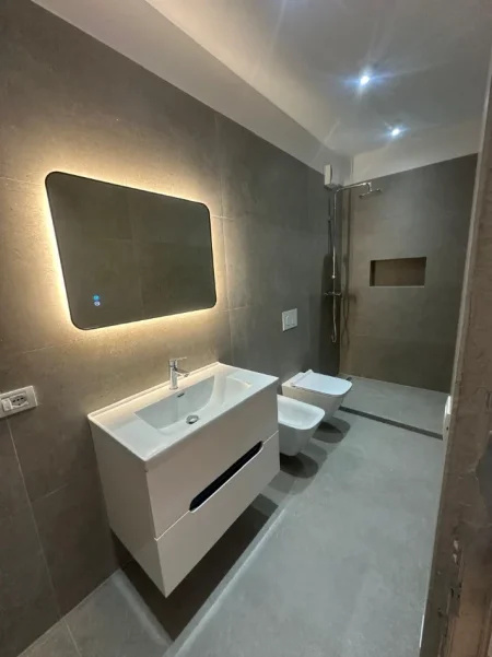 Tirane, jepet me qera apartament 3+1+Ballkon Kati 3, 180 m² 900 € (Rruga e Kavajes)