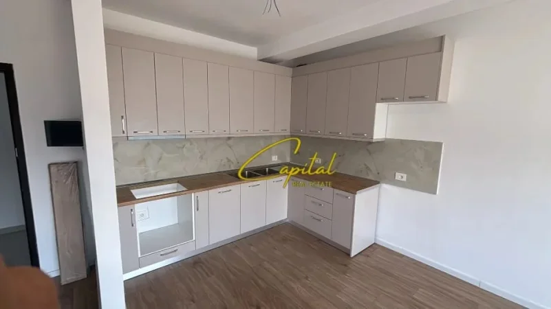 Tirane, jepet me qera zyre Kati 3, 59 m² 400 € (5 MAJI)