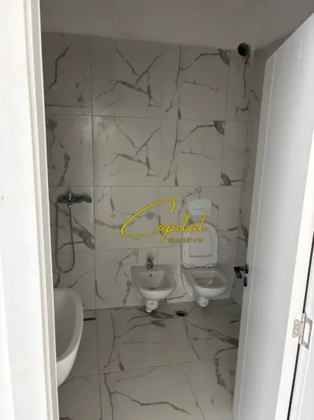 Tirane, jepet me qera zyre Kati 3, 59 m² 400 € (5 MAJI)