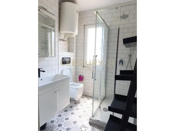Tirane, jap me qera apartament 1+1 Kati 5, 50 m² 550 € (Rr fortuzi)