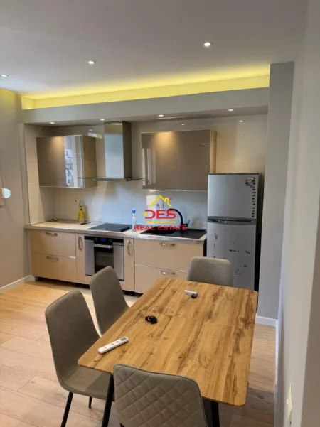 Vlore, shitet apartament 1+1+Ballkon Kati 8, 80 m² 185.000 € (Lungomare)