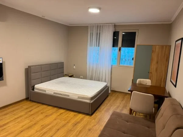 Tirane, jepet me qera garsonier 1+1 Kati 1, 35 m² 400 € (Rruga Grigor Heba)