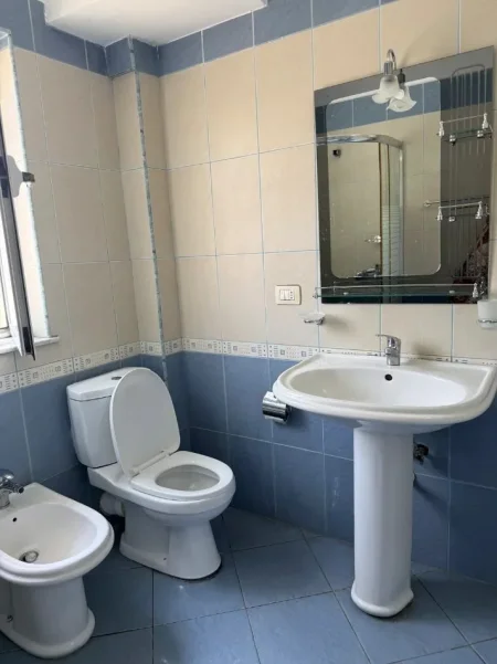 Tirane, jepet me qera apartament 1+1 Kati 3, 51 m² 380 € (Poligrafiku)
