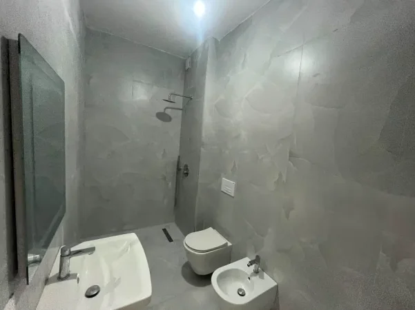 Tirane, jepet me qera apartament 1+1+Ballkon Kati 7, 60 m² 450 € (Ali Demi/Rezidenca Kaimi)
