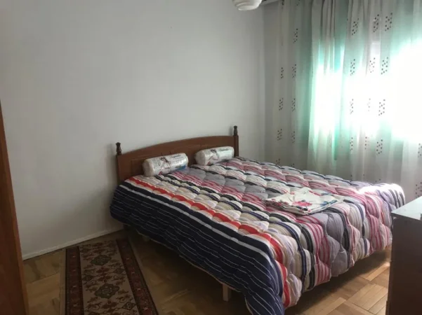 Tirane, jepet me qera apartament 1+1 Kati 5, 55 m² 350 € (Xhamlliku)