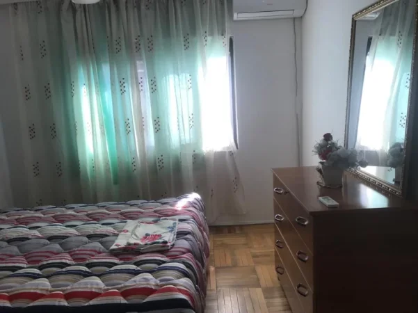 Tirane, jepet me qera apartament 1+1 Kati 5, 55 m² 350 € (Xhamlliku)