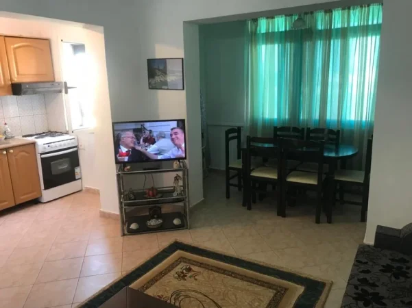 Tirane, jepet me qera apartament 1+1 Kati 5, 55 m² 350 € (Xhamlliku)