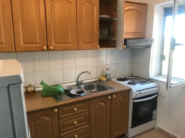 Tirane, jepet me qera apartament 1+1 Kati 5, 55 m² 350 € (Xhamlliku)